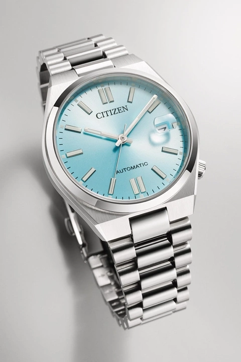 Silbernes Armbanduhr mit hellblauem Zifferblatt und CITIZEN-Logo
