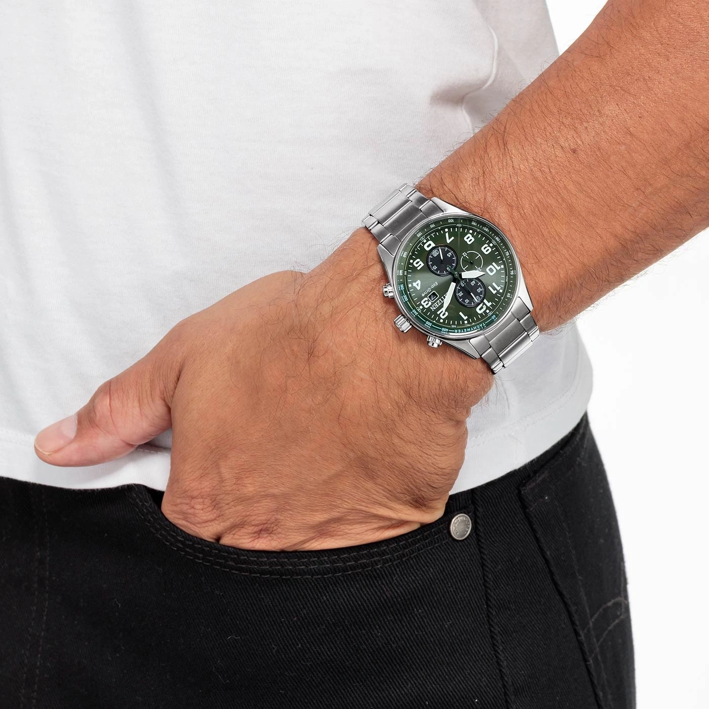 Un homme porte une montre argentée Citizen Eco-Drive avec un cadran vert.
