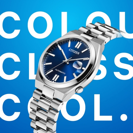 Montre Citizen avec cadran bleu et bracelet argenté sur fond bleu.