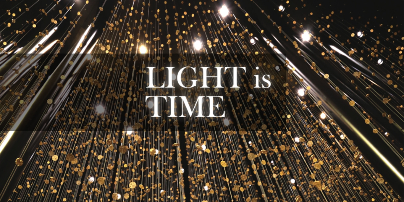 Künstlerische Lichtinstallation mit den Worten 'LIGHT is TIME' in Weiß.