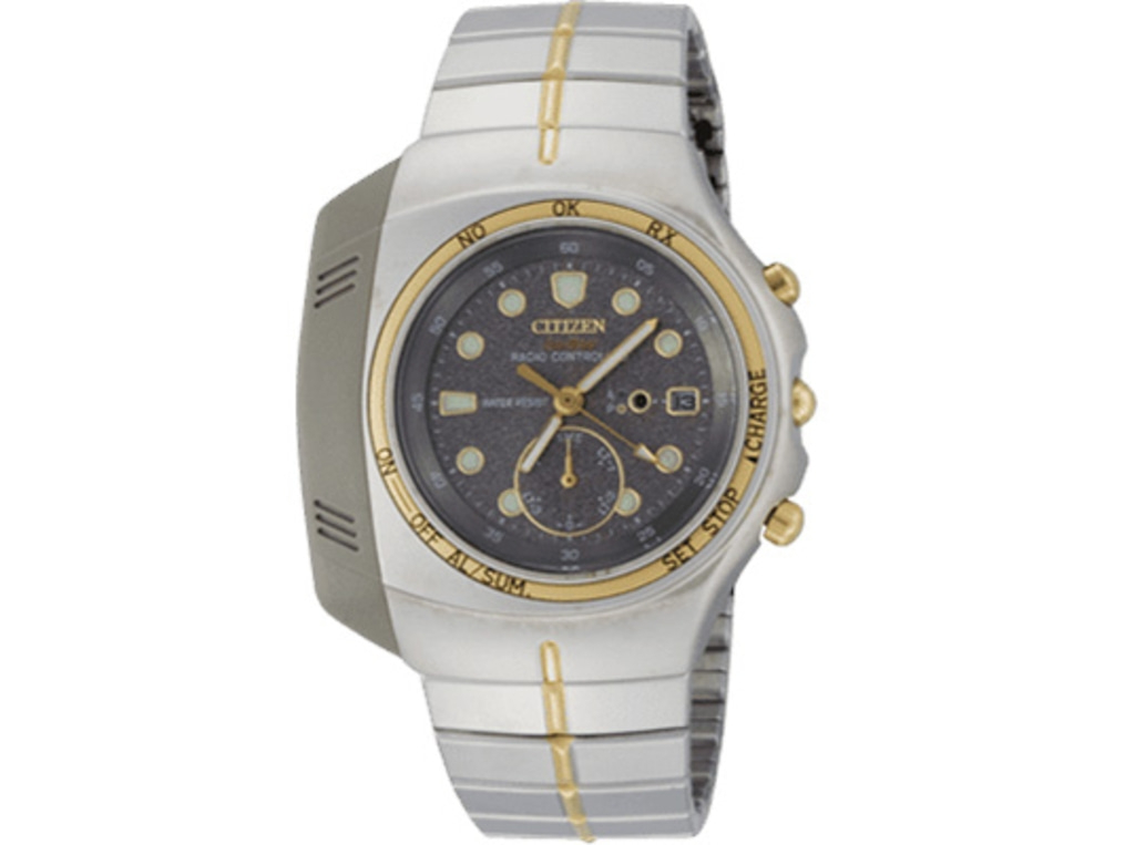 Citizen-Uhr mit dunklem Zifferblatt, goldenen Akzenten und silbernem Armband.