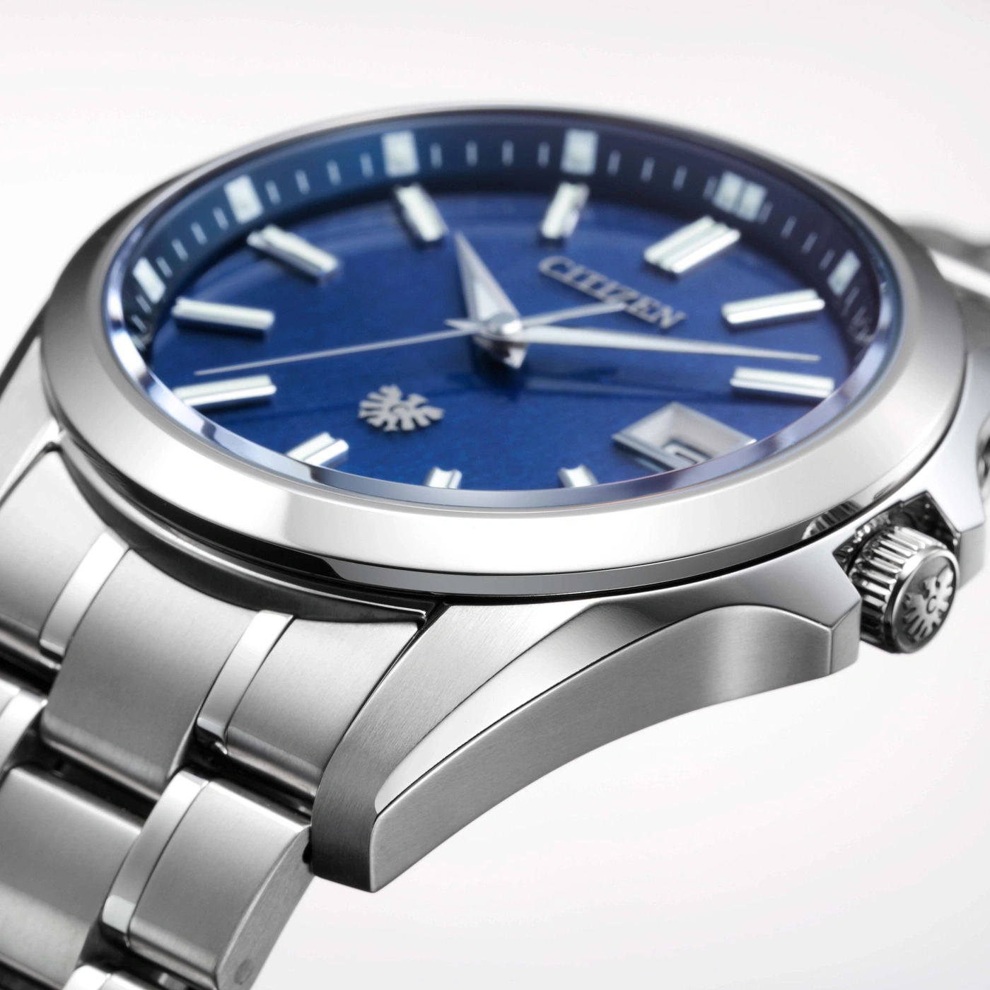 Nahaufnahme einer blauen Citizen-Uhr mit silbernem Armband.