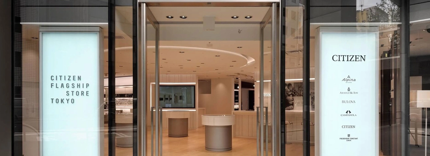Une vitrine de magasin Citizen avec des affiches