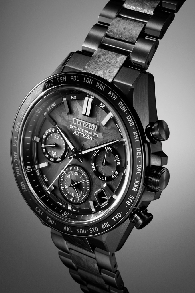 Nahaufnahme einer Citizen Attesa Uhr mit schwarzem Metallarmband und Zifferblatt.