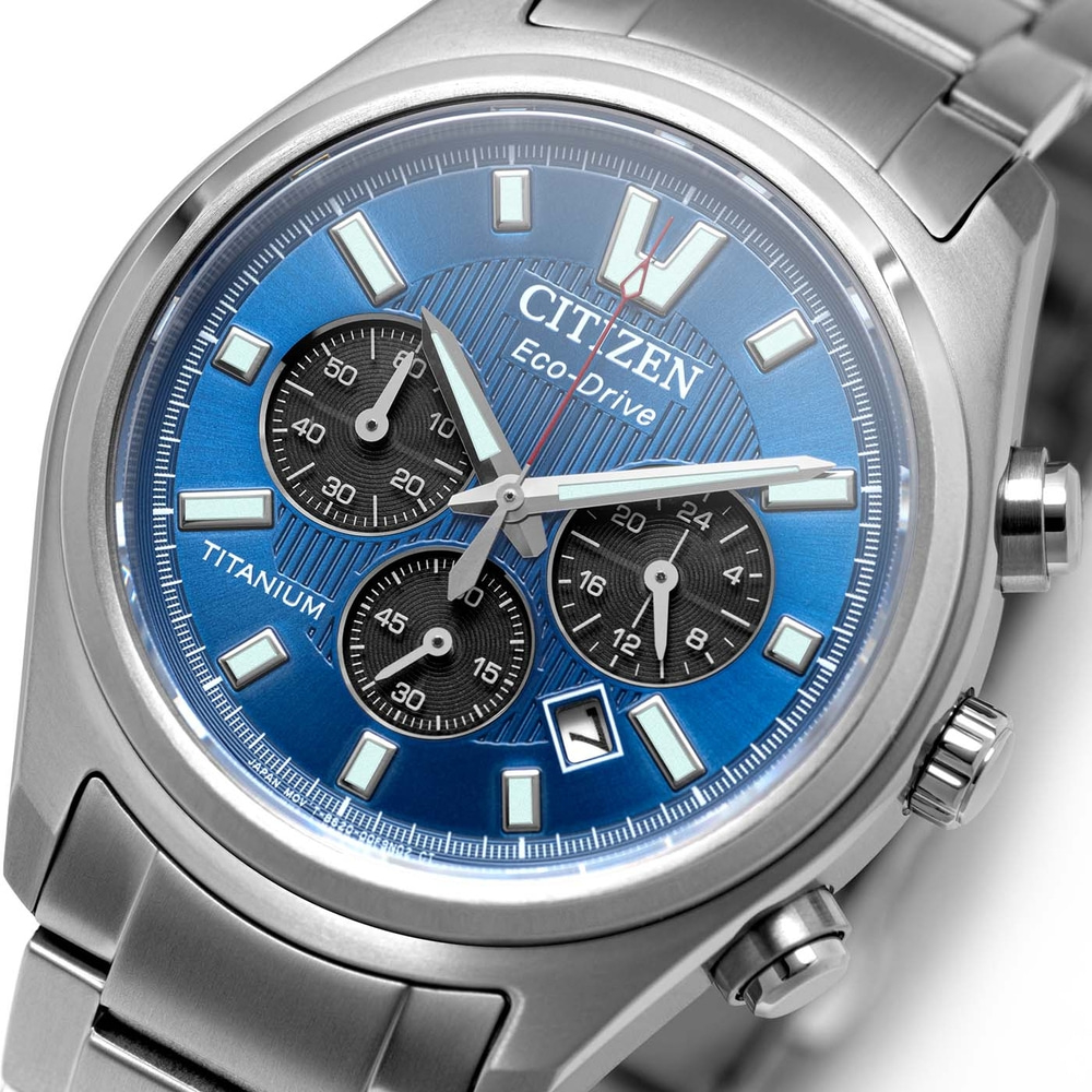 Nahaufnahme einer blauen Citizen Eco-Drive Titanuhr