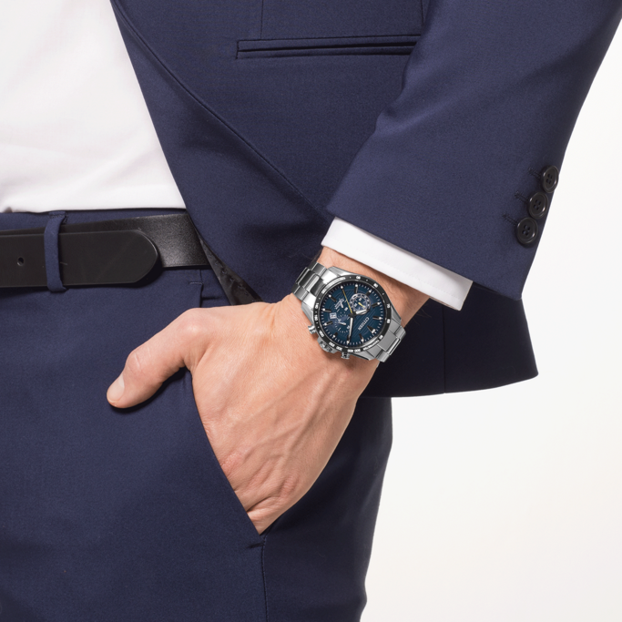 Mann im Anzug mit Uhr, Hand in der Tasche, Business-Kleidung, formelle Kleidung