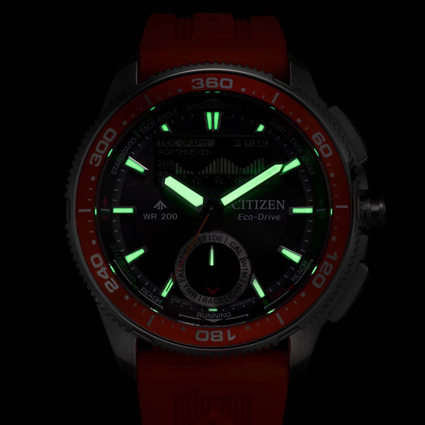 Une montre Citizen Eco-Drive avec un cadran noir et des indicateurs lumineux verts, avec un bracelet rouge.