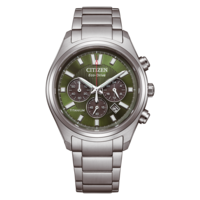 Une vue rapprochée d'une montre argentée Citizen Eco-Drive avec un cadran vert et un bracelet en titane.