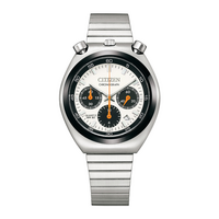 Une montre chronographe Citizen argentée avec un cadran blanc et des accents orange.