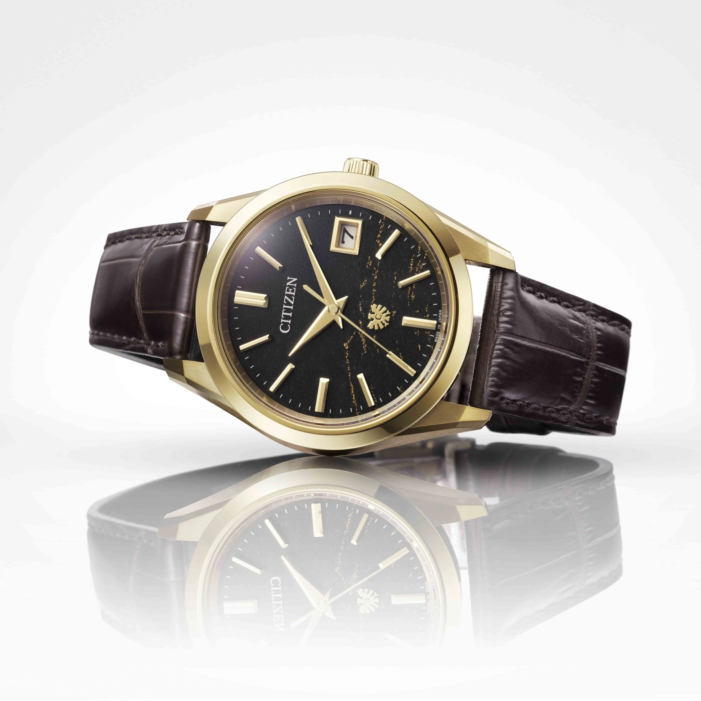 Goldene Citizen Uhr mit braunem Lederarmband