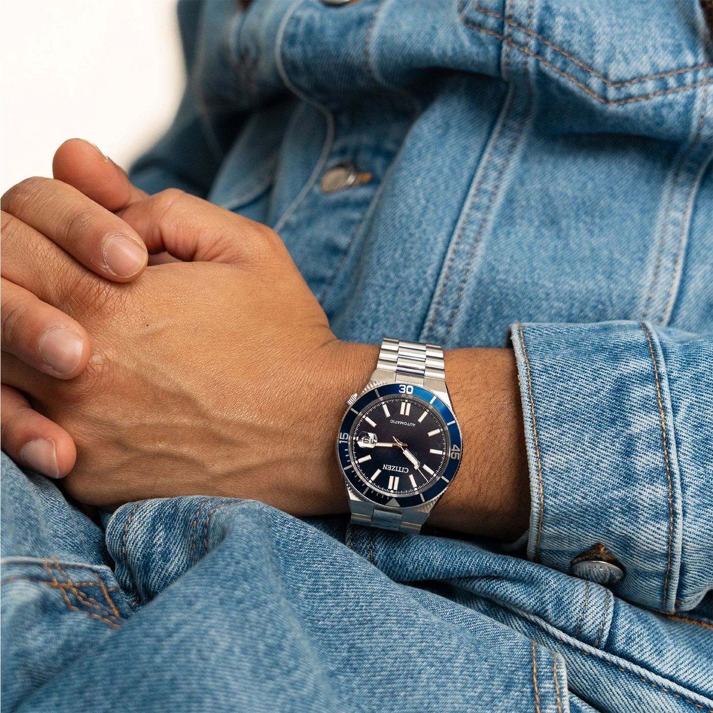 Citizen Taucheruhr an einem Arm in Jeans