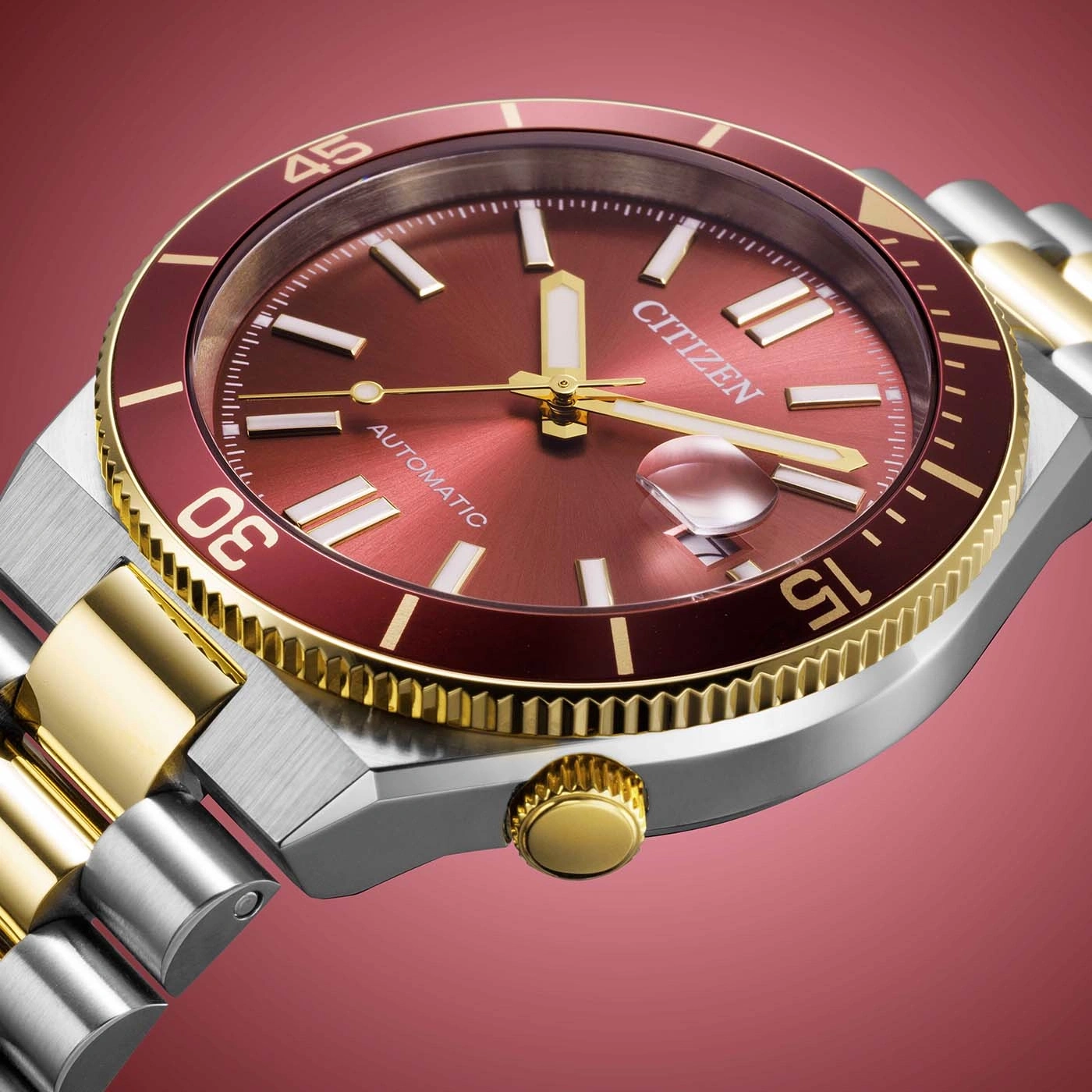 Citizen-Uhr in Rot und Gold, Nahaufnahme des Zifferblatts und des Armbands.