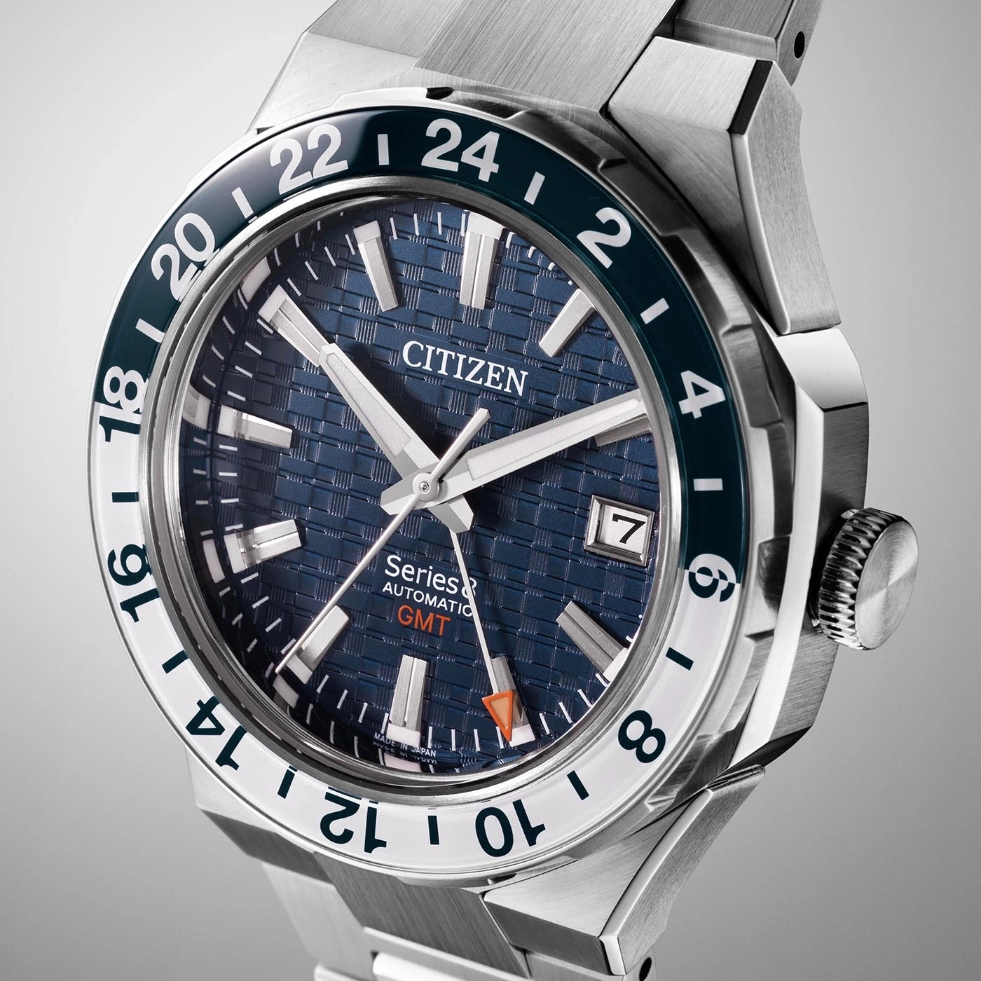 Montre Citizen automatique GMT avec cadran bleu texturé et lunette bicolore.
