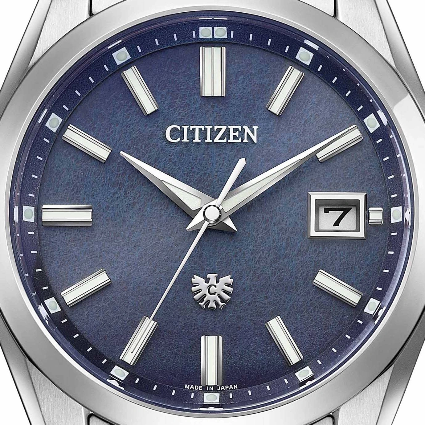 Blaues Citizen-Zifferblatt mit silbernen Indizes und Datum.