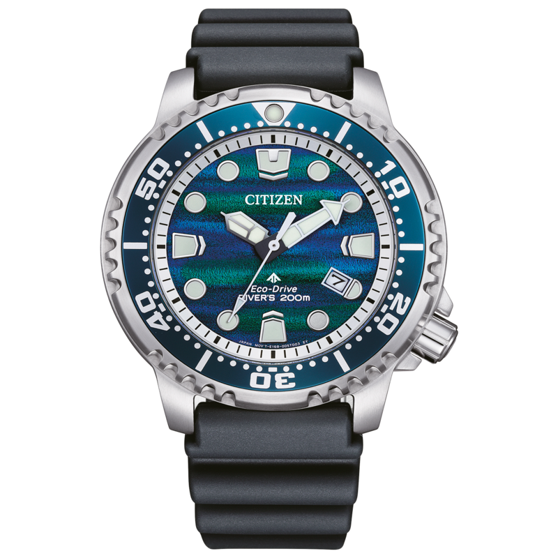 Eine Citizen Eco-Drive Taucheruhr mit strukturiertem blau-grünem Zifferblatt.