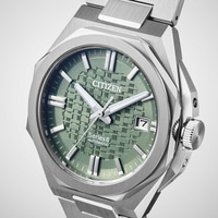Nahaufnahme einer grünen Citizen Series 8 Automatik-Uhr mit gewebtem Zifferblatt.
