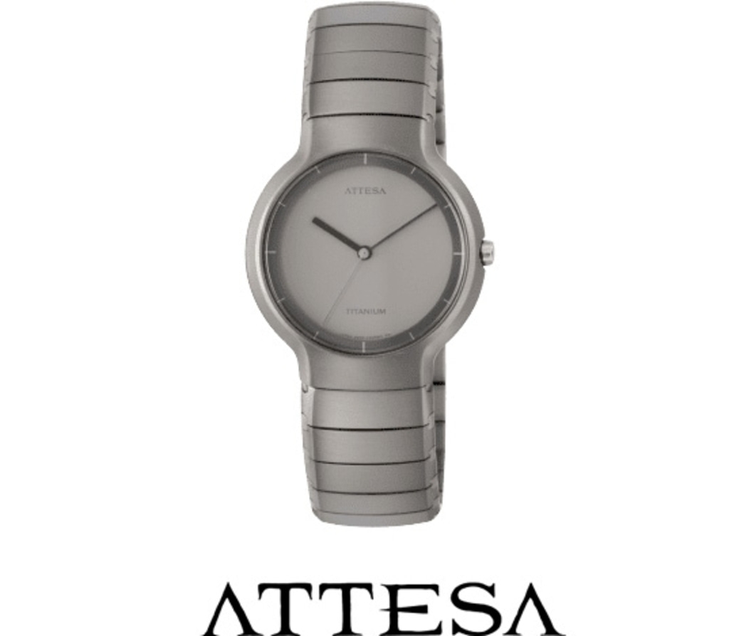 Eine silberne Attesa-Uhr mit Titan-Zifferblatt und -Armband.