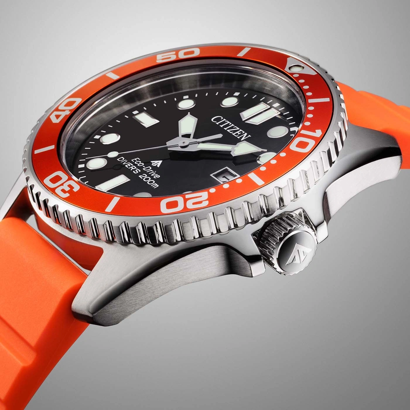 Une montre Citizen Eco-Drive Diver's 200m avec un bracelet orange vif.