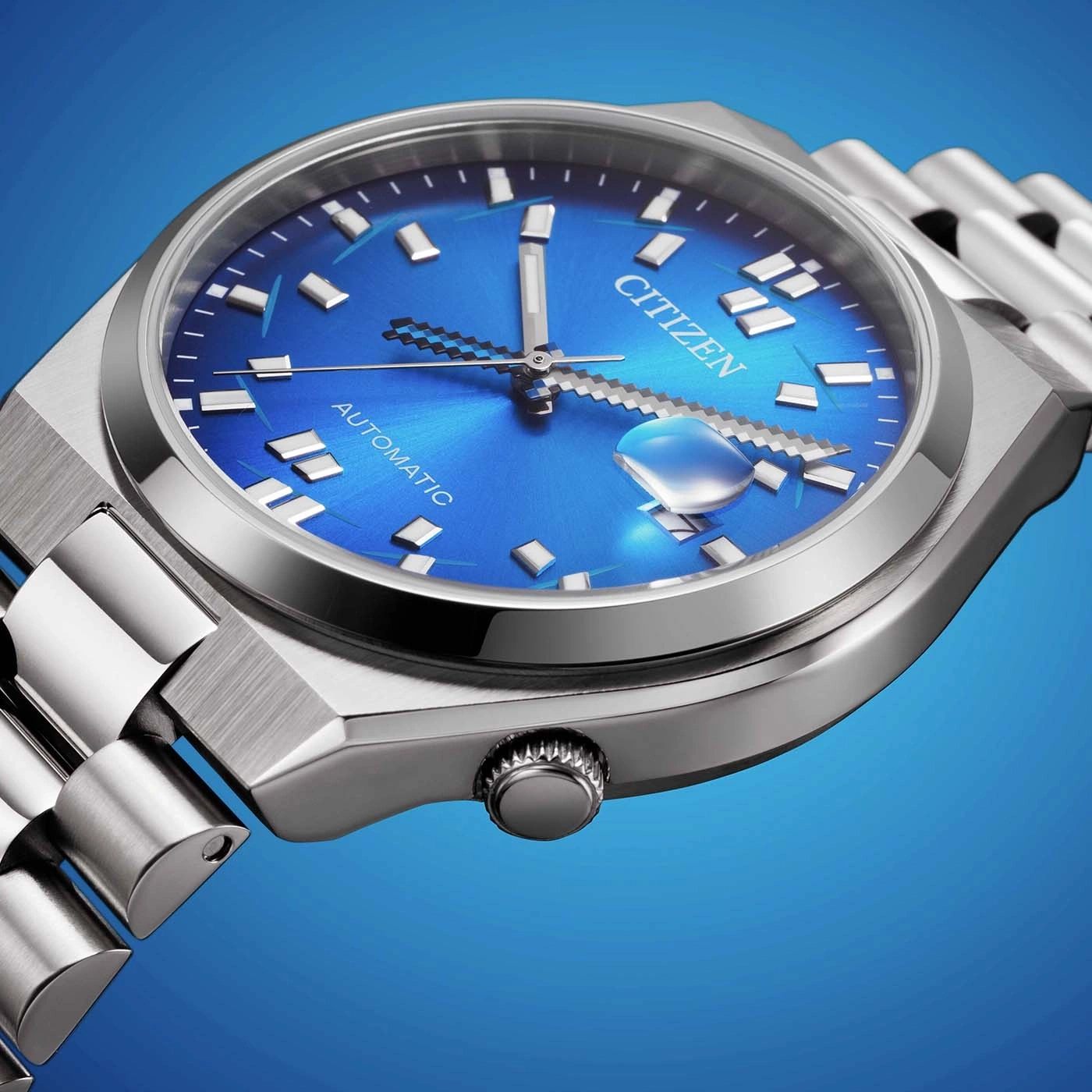 Blaue Citizen Automatik-Uhr mit silbernem Metallarmband.