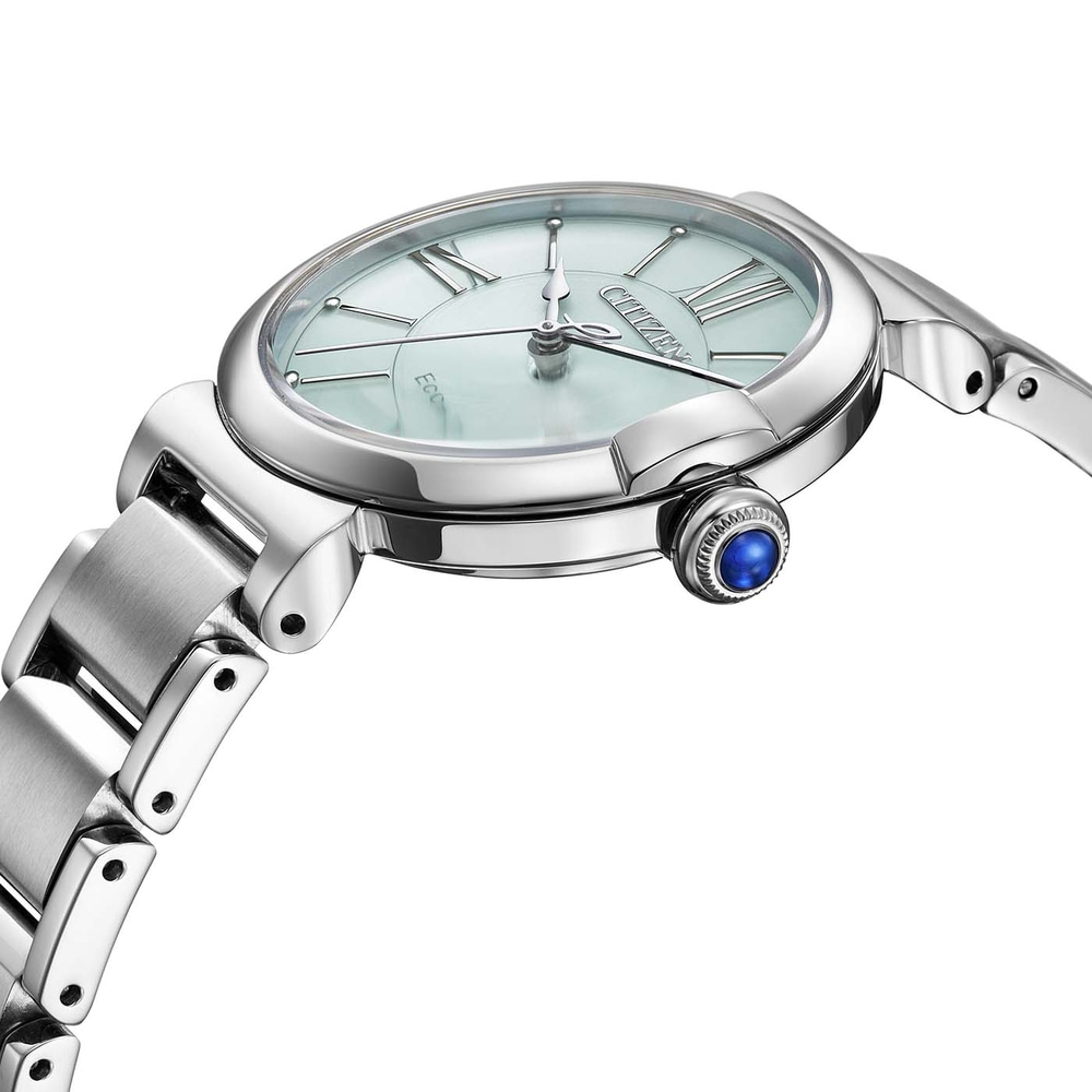Gros plan d'une montre Citizen Eco-Drive argentée avec un cadran bleu clair et des chiffres romains.