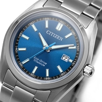 Gros plan d'une montre Citizen Eco-Drive Titanium avec cadran bleu et bracelet argenté.