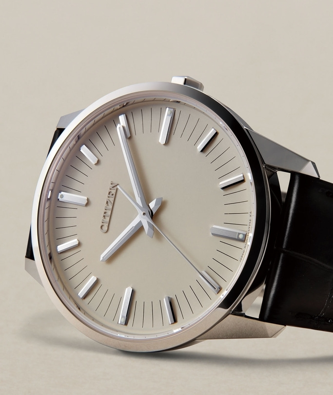 Nahaufnahme einer Citizen-Uhr mit silbernem Gehäuse und schwarzem Armband.