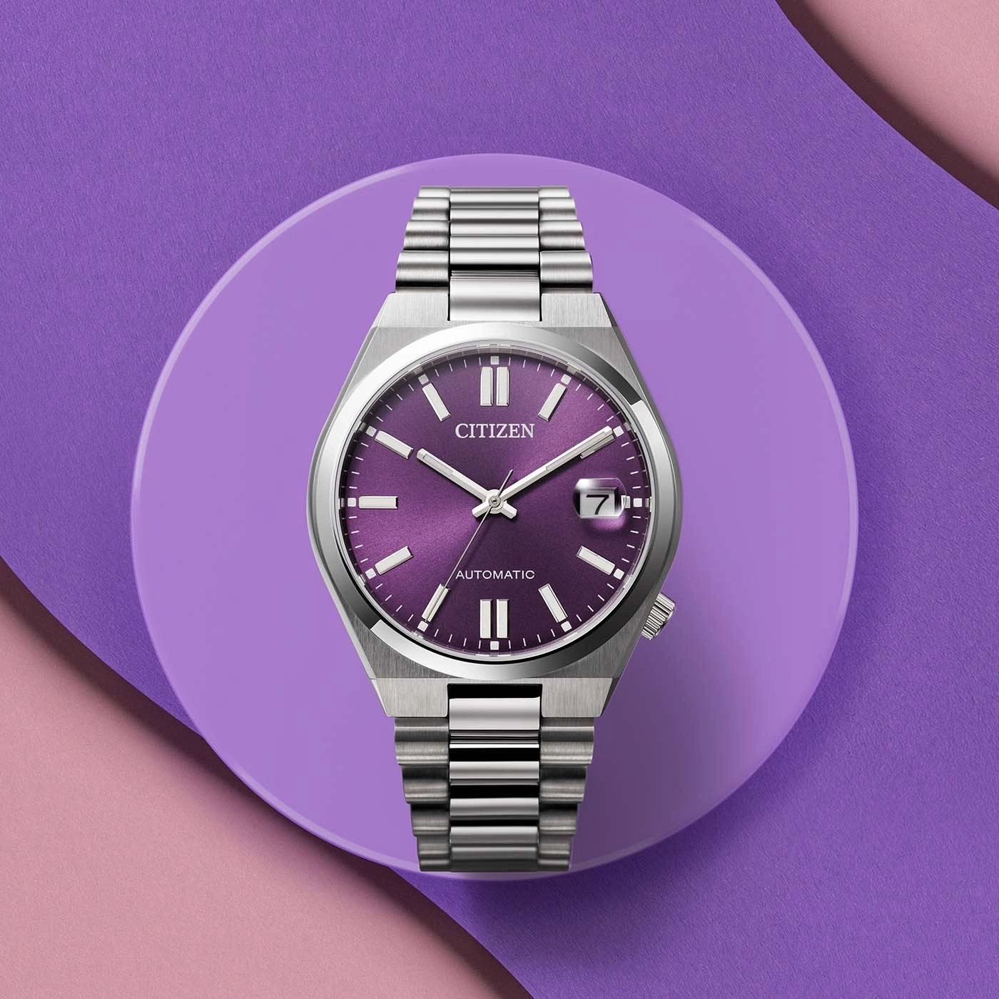 Montre automatique Citizen violette sur un cercle violet.