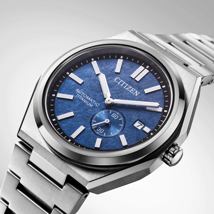 Citizen-Uhr mit blauem Zifferblatt und Titanband, elegantes Design, Nahaufnahme