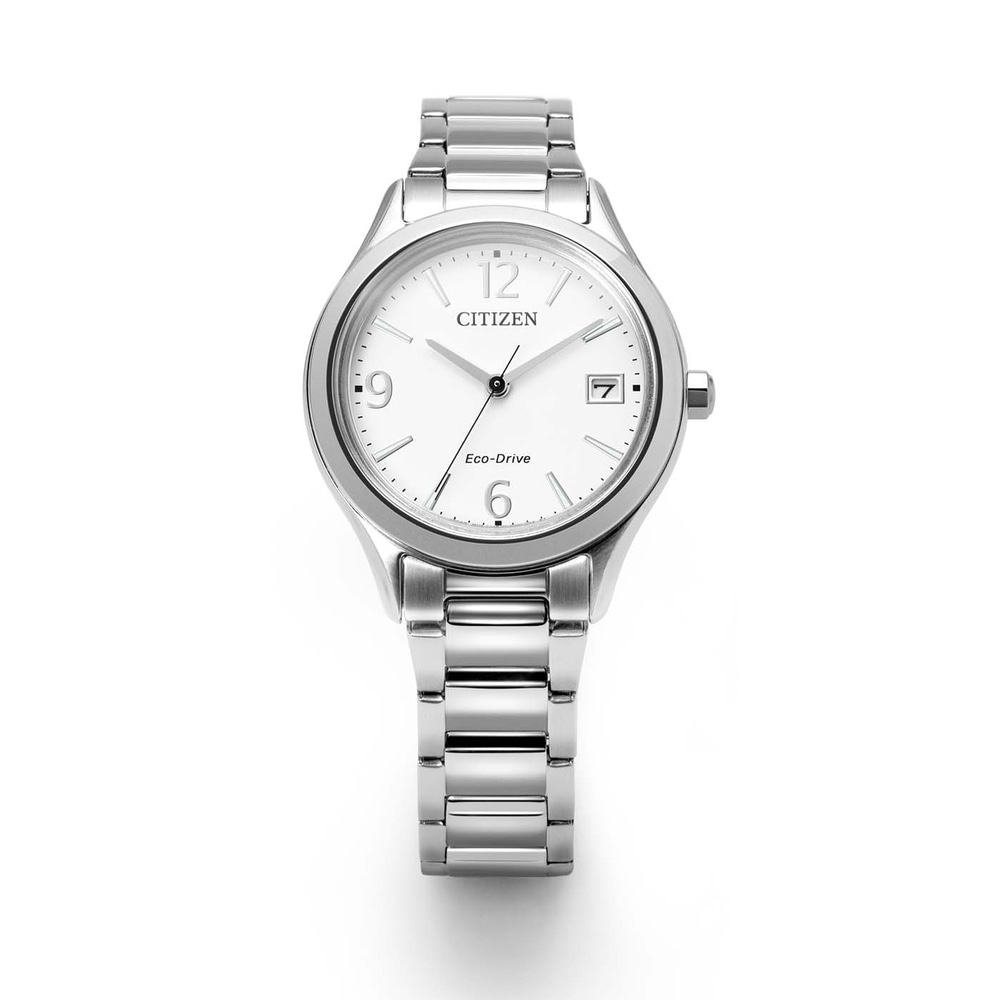 Une montre Citizen Eco-Drive argentée avec un cadran blanc et une fenêtre de date.