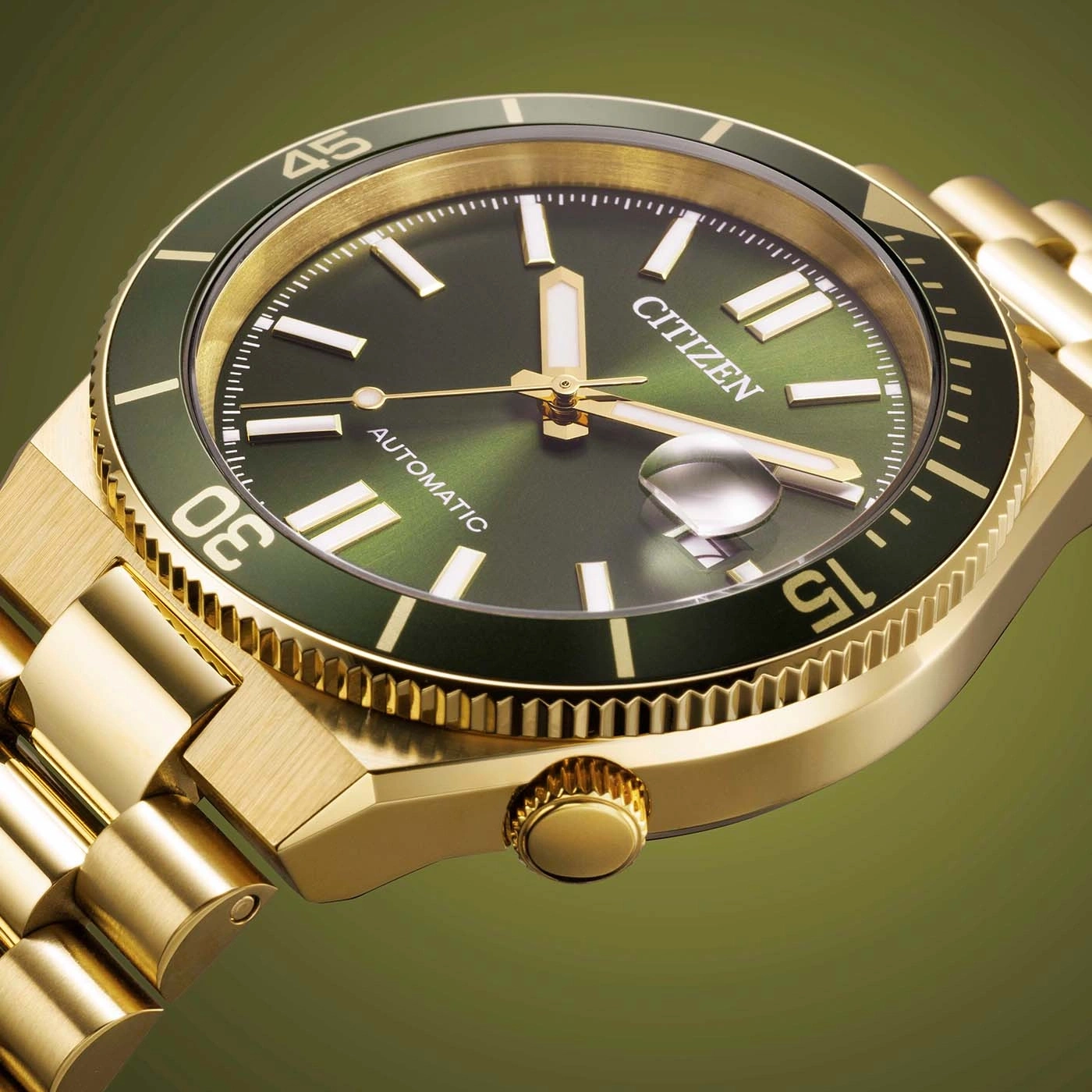 Goldene Citizen Uhr mit grünem Zifferblatt und Metallarmband