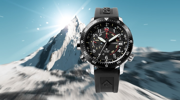 Citizen-Uhr mit schwarzem Zifferblatt und Bergkulisse, ideal für Abenteuer.