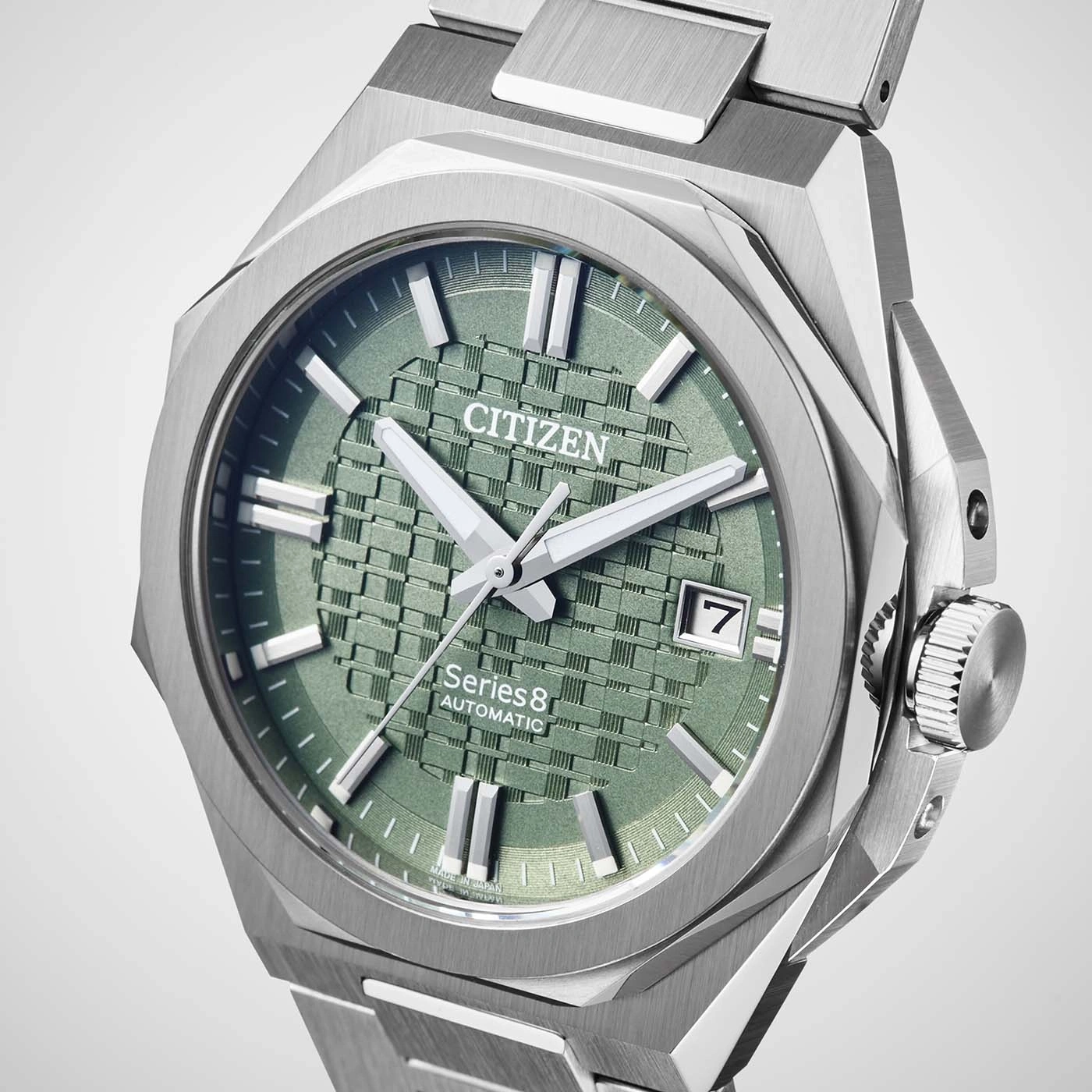 Grüne Citizen Series 8 Automatik-Uhr mit Metallarmband.
