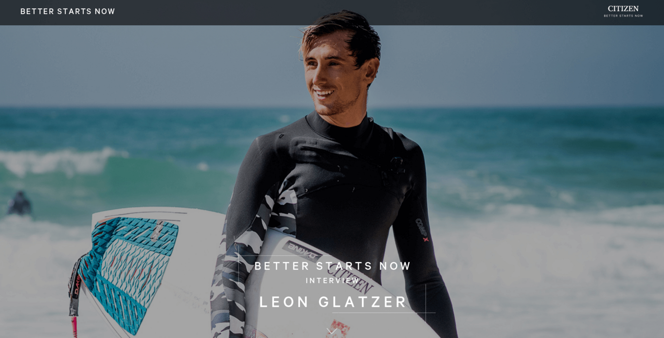 Surfer Leon Glatzer mit Surfbrett am Strand, Citizen-Uhrenwerbung.