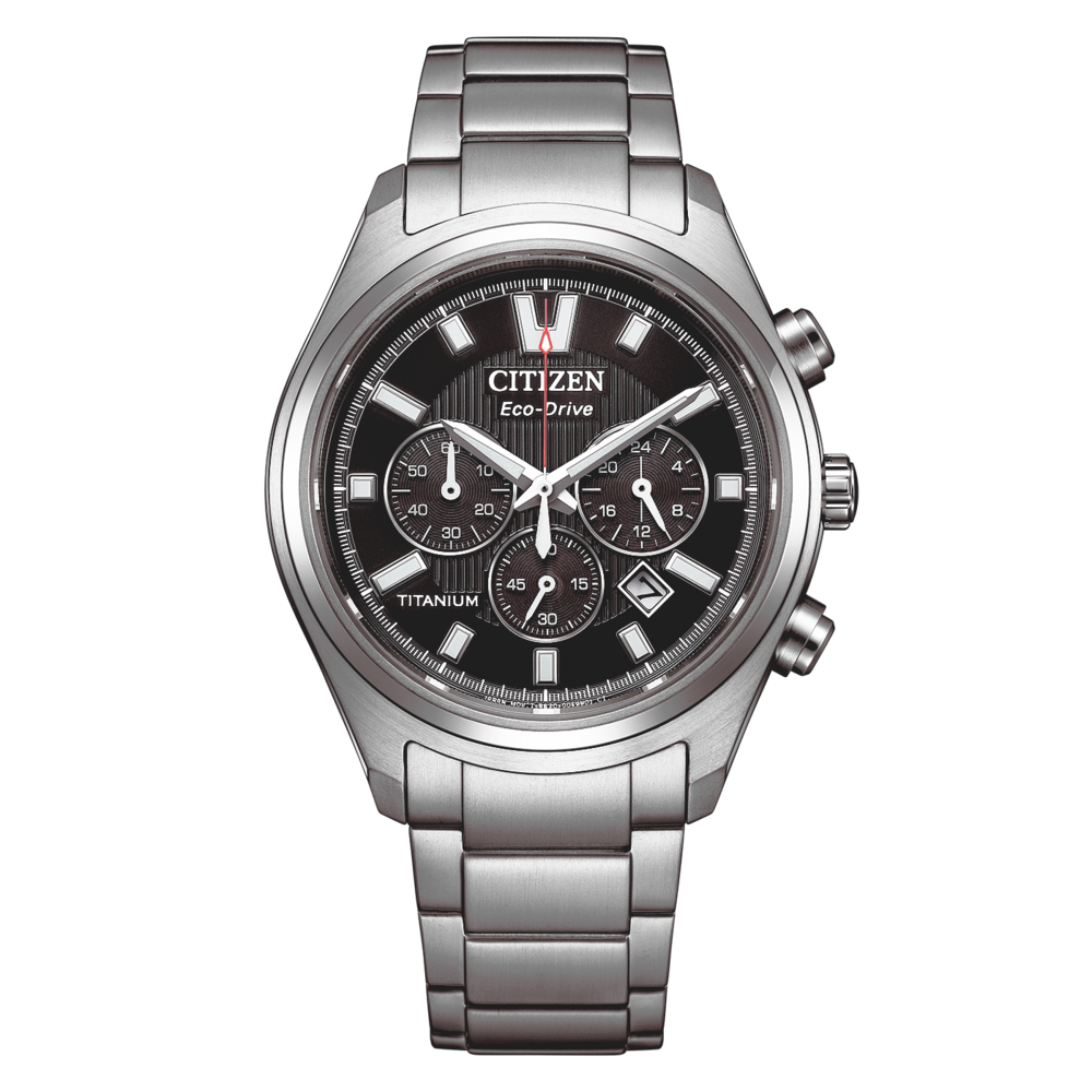 Une montre chronographe Citizen Eco-Drive en titane avec un cadran noir.