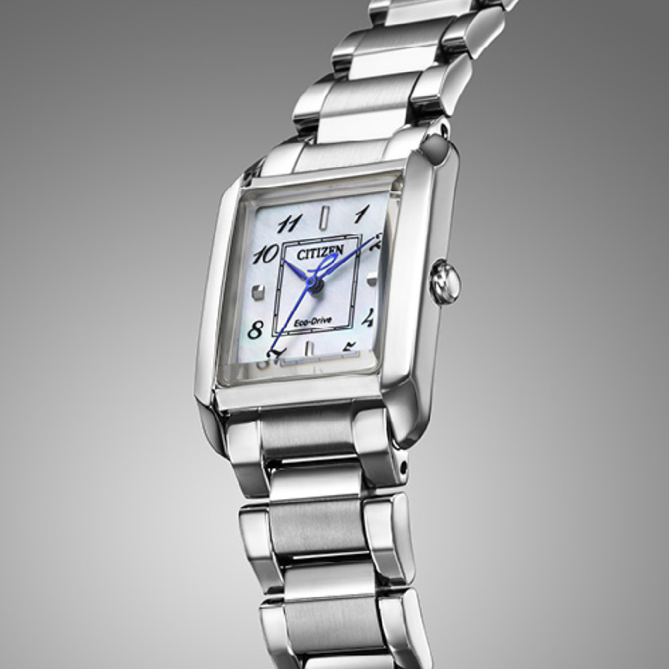 Eine elegante silberne Armbanduhr mit weißem Zifferblatt und blauen Zeigern.
